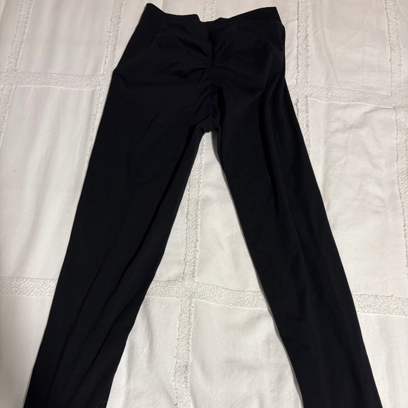 Black Scrunch-Bum Leggings — Size Small - Picture 3 of 3